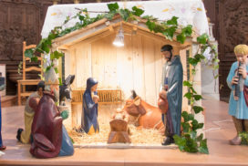 crèche dans l'église de Neuville sur Saône