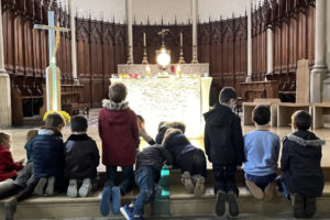 adoration des enfants dans l'église de Fontaines sur Saône